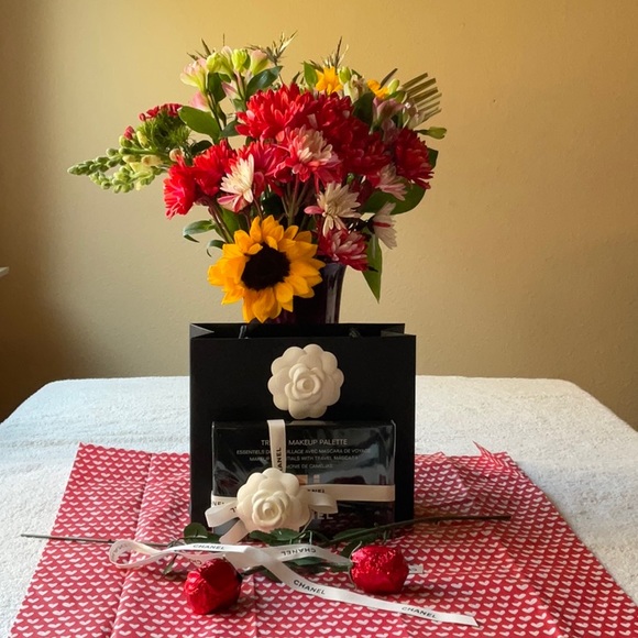 HOST PICK 💋💄 CHANEL  TRAVEL MAKEUP PALETTE 💋💄 NWT 💄💋 - Picture 7 of 16